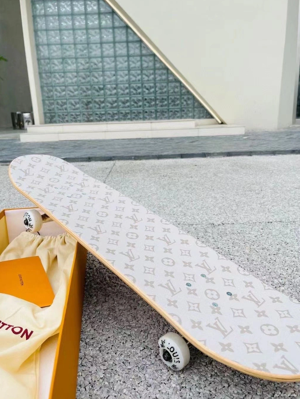 CUSTOM LV SKATEBOARD 0815